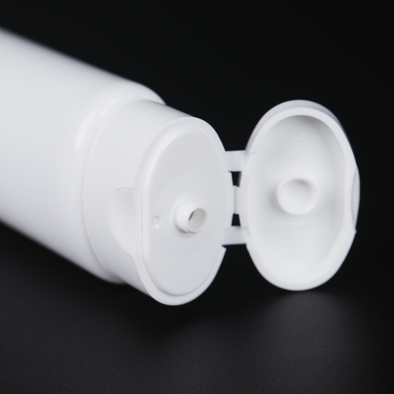 China Supplier OEM Plastic Soft Touch Squeeze Hoses for Cosmetic Packaging